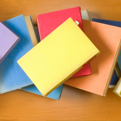 libri con copertine colorate sparsi su tavolo