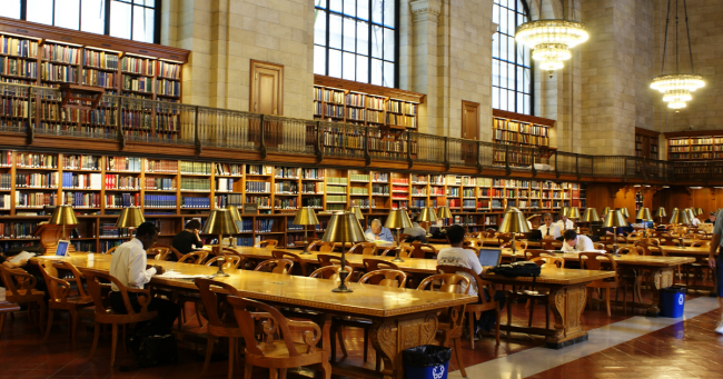 sala lettura biblioteca con tavoli