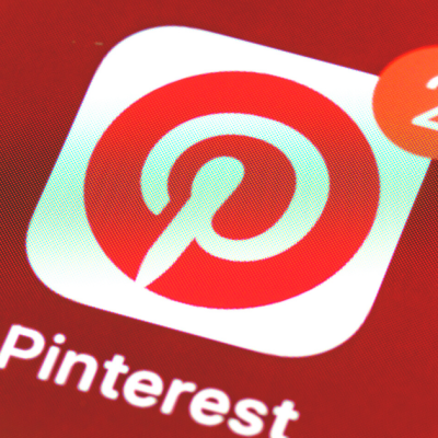 simbolo Pinterest su sfondo rosso