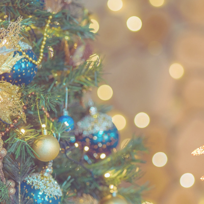 tradizione albero di Natale decorato con palline blu su sfondo dorato