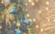 tradizione albero di Natale decorato con palline blu su sfondo dorato