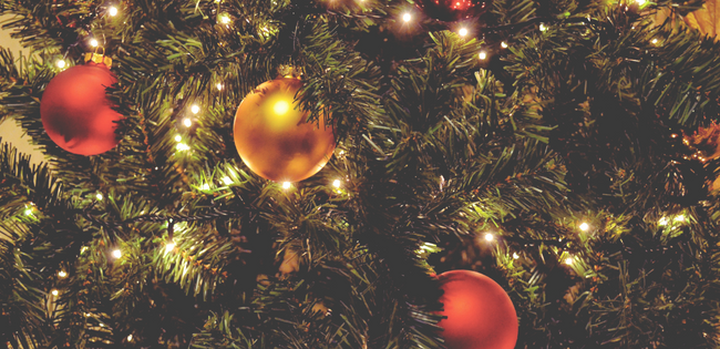 tradizione albero di Natale decorato con palline e lucine